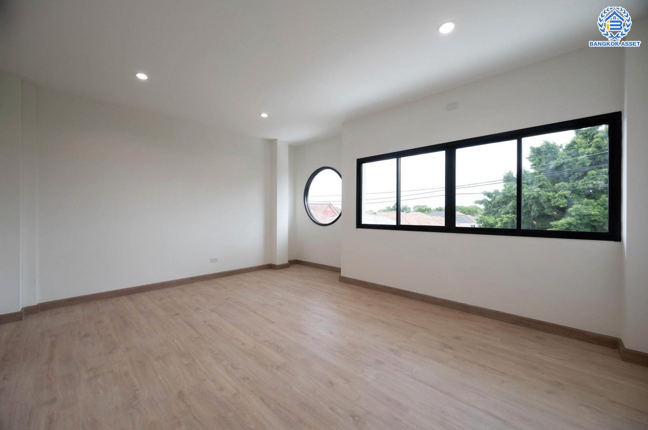 บ้านมือสองตกแต่งใหม่ โครงการ มณธานี บางแค บ้านเดี่ยว 3 ชั้น ดีไซน์หรูหรา เนื้อที่กว้าง 56.40 ตร.ว. พื้นที่ใช้สอย 240 ตร.ม. ฟังก์ชัน 5 ห้องนอน 4 ห้องน้ำ 2 ที่จอดรถ ฟังก์ชันครบตอบทุกไลฟ์สไตล์ บนทำเลศักยภาพ เชื่อมต่อถนนกาญจนาภิเษก ใกล้เดอะมอลล์บางแค ใกล้รถไฟฟ้าสายสีน้ำเงิน "สถานีหลักสอง" และจุดขึ้นทางด่วน "กาญจนาภิเษก"